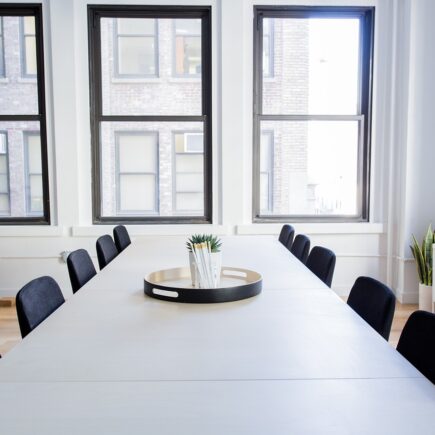 Productiviteit bevorderen: Tips voor het optimaliseren van de kantoorindeling en werkplekken