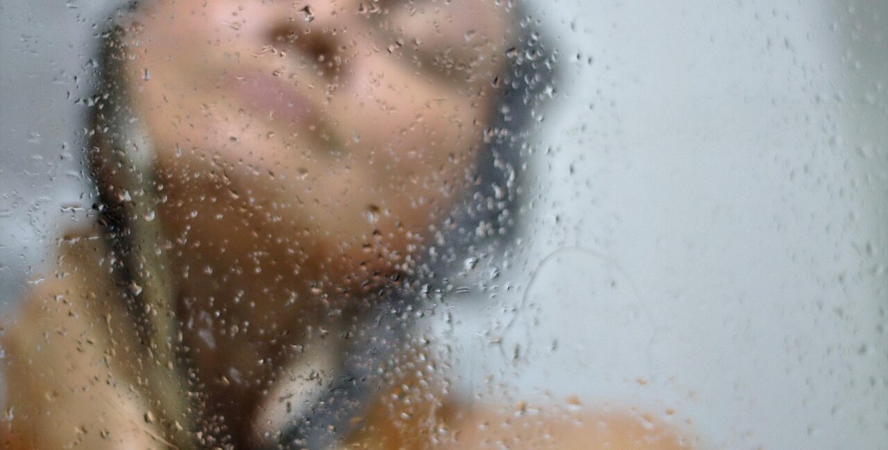 Waardigheid in de badkamer: Waarom een hoog-laag bad de zorg transformeert